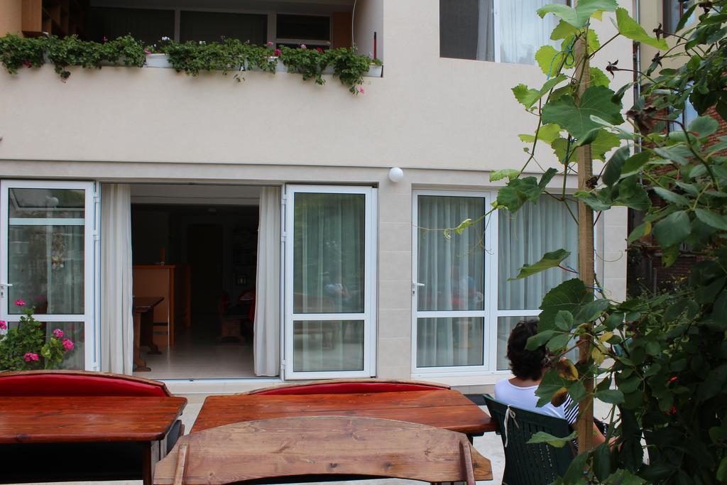 Veda Guest House Поморие Экстерьер фото